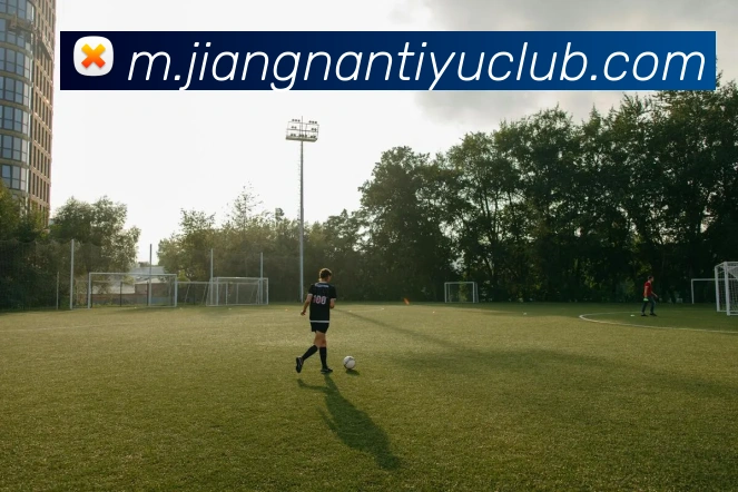 瓦斯在罗马展现速度与得分能力助力球队攻势足球新篇章